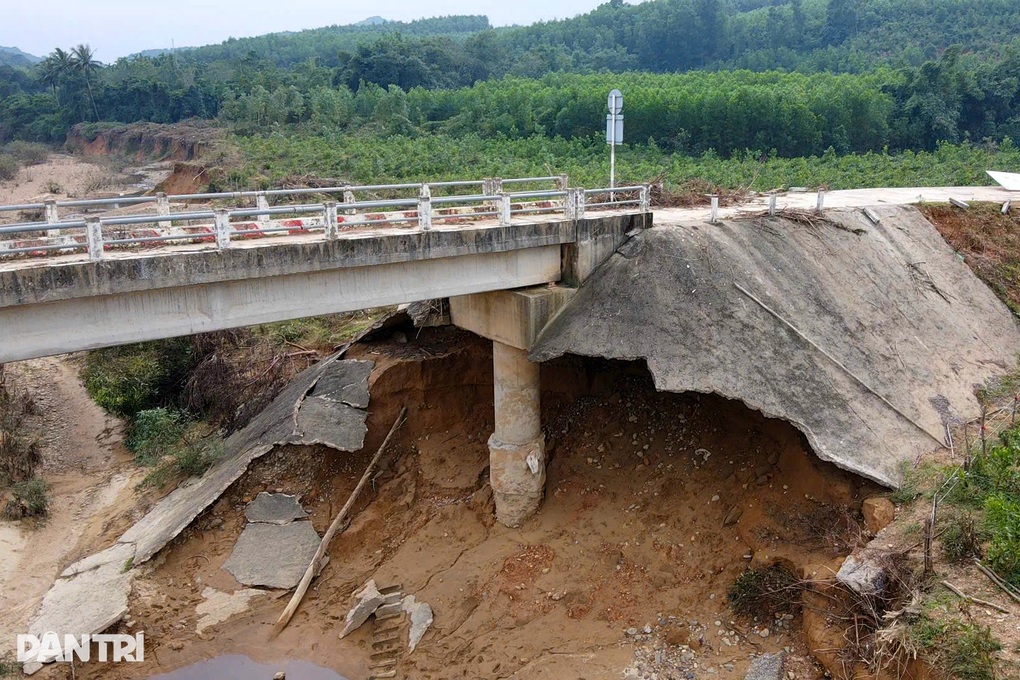 Công bố tình huống khẩn cấp tại cây cầu hở toác do mưa lũ ở Quảng Bình - 1 Công bố tình huống khẩn cấp tại cây cầu hở toác do mưa lũ ở Quảng Bình - 1