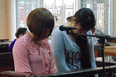 Y án kẻ xăm hình ba con rết lên mặt, ngực tình địch