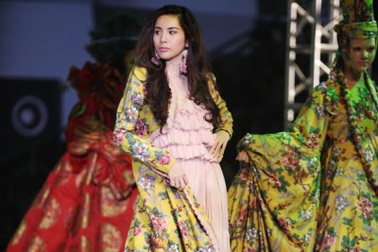 100 người mẫu “Đam mê” sống động trên sàn catwalk