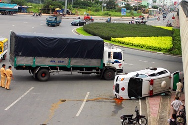 Xe tải tông lật xe cứu thương, hai người nguy kịch