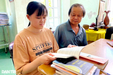 Nữ sinh điểm 10 môn Văn, quanh năm phụ mẹ buôn bán ngoài chợ