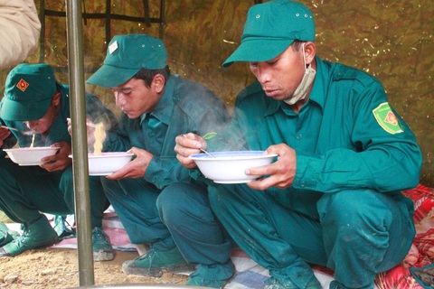 "Ăn đứng, ngủ ngồi" dồn sức giải cứu 12 công nhân mắc kẹt