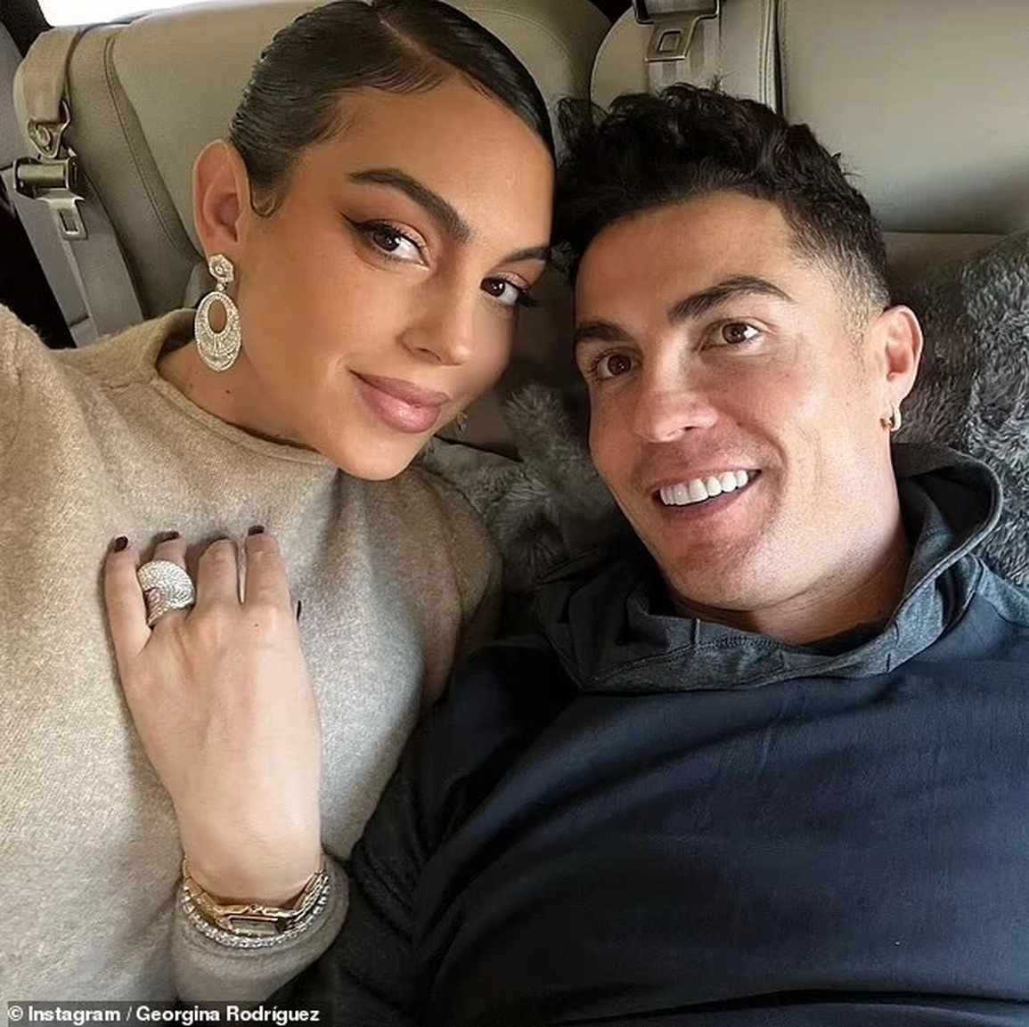 Ronaldo mỉm cười trở lại sau bi kịch mất con - 8 Ronaldo mỉm cười trở lại sau bi kịch mất con - 8