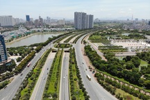 Hà Nội nắng gắt đỉnh điểm, đường phố "vắng như Tết"