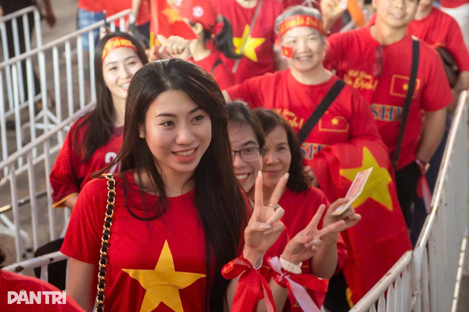 Người hâm mộ phủ đỏ SVĐ Thái Lan, cổ vũ tuyển Việt Nam giành cúp vô địch - 16 Người hâm mộ phủ đỏ SVĐ Thái Lan, cổ vũ tuyển Việt Nam giành cúp vô địch - 16