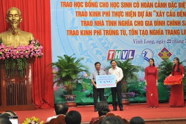 Trao nhà tình nghĩa và học bổng cho học sinh nghèo, người có công ở Vĩnh Long