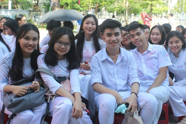 Lễ tốt nghiệp dưới nắng hè gay gắt