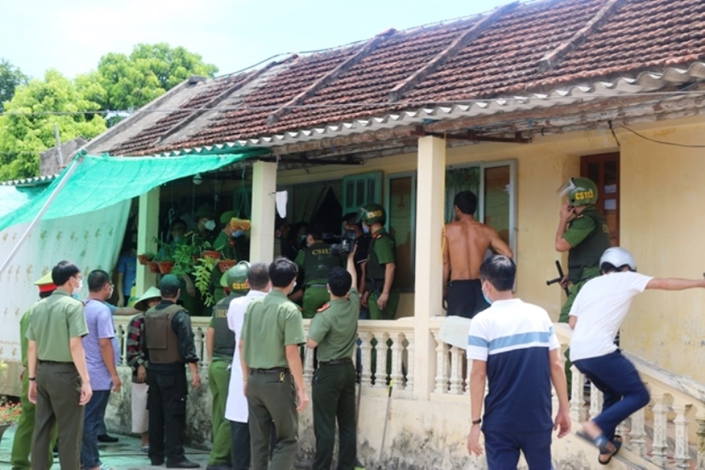 Cô gái bị bố đẻ nhốt trong nhà, bắt làm con tin hơn 4 giờ - 1 Cô gái bị bố đẻ nhốt trong nhà, bắt làm con tin hơn 4 giờ - 1