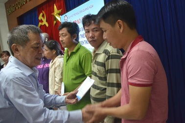 Hỗ trợ ngư dân bị tàu Trung Quốc cướp tài sản ở Hoàng Sa và Trường Sa