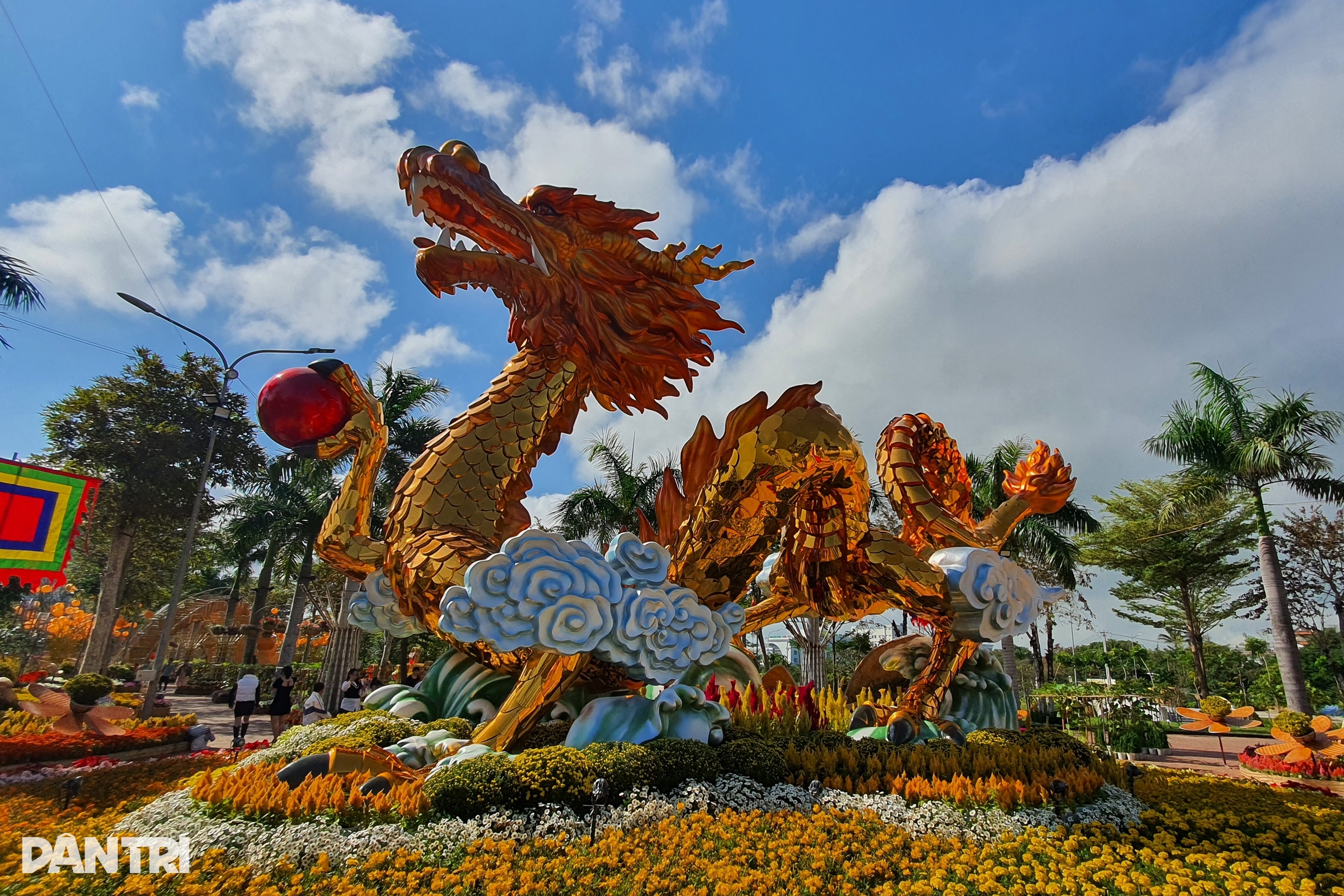 نمای نزدیک از اژدهای غولپیکر که در پارکی در فو ین مروارید پرتاب میکند - 11 Cận cảnh rồng khổng lồ nhả ngọc trong công viên ở Phú Yên - 11