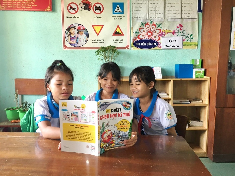Lần đầu tiên huyện miền núi Nam Trà My đưa thư viện vào lớp học - 4 Lần đầu tiên huyện miền núi Nam Trà My đưa thư viện vào lớp học - 4