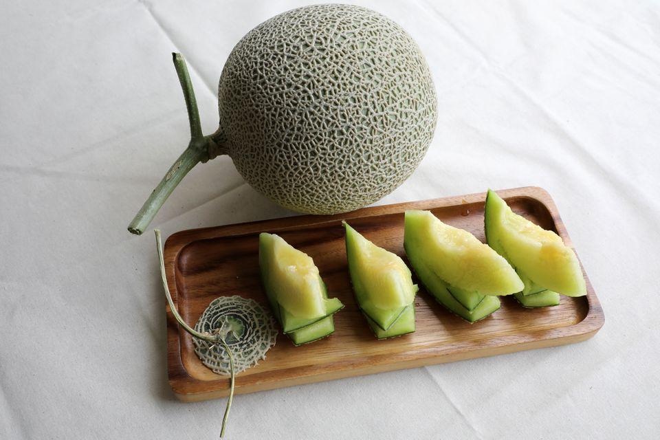 Lạ lùng nông dân mát-xa, bật nhạc trồng loại dưa có giá đắt như vàng - 1 Lạ lùng nông dân mát-xa, bật nhạc trồng loại dưa có giá đắt như vàng - 1