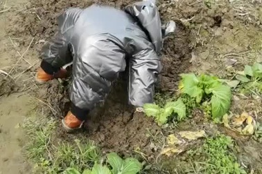 Em bé với tư thế ngủ gật "khó đỡ"