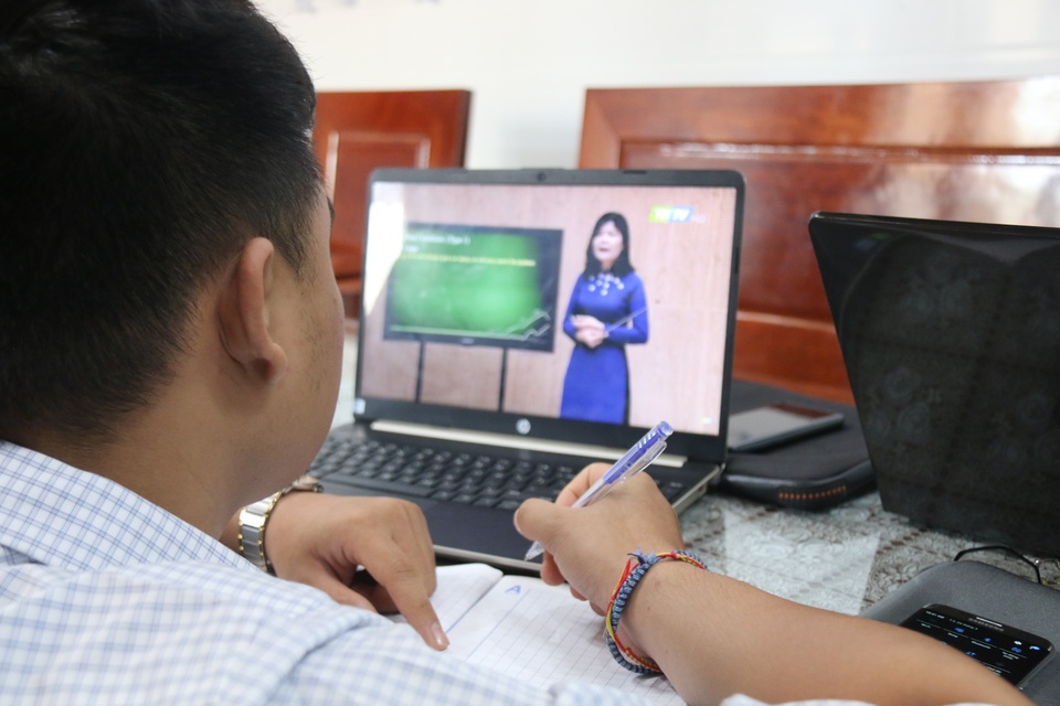 Nhiều trường vùng sâu chủ động dạy trực tuyến trong mùa dịch Covid-19 - 3 Nhiều trường vùng sâu chủ động dạy trực tuyến trong mùa dịch Covid-19 - 3
