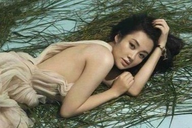 Sắc vóc rực rỡ và gợi cảm của "Nhậm Doanh Doanh" Hứa Tình ở tuổi 52