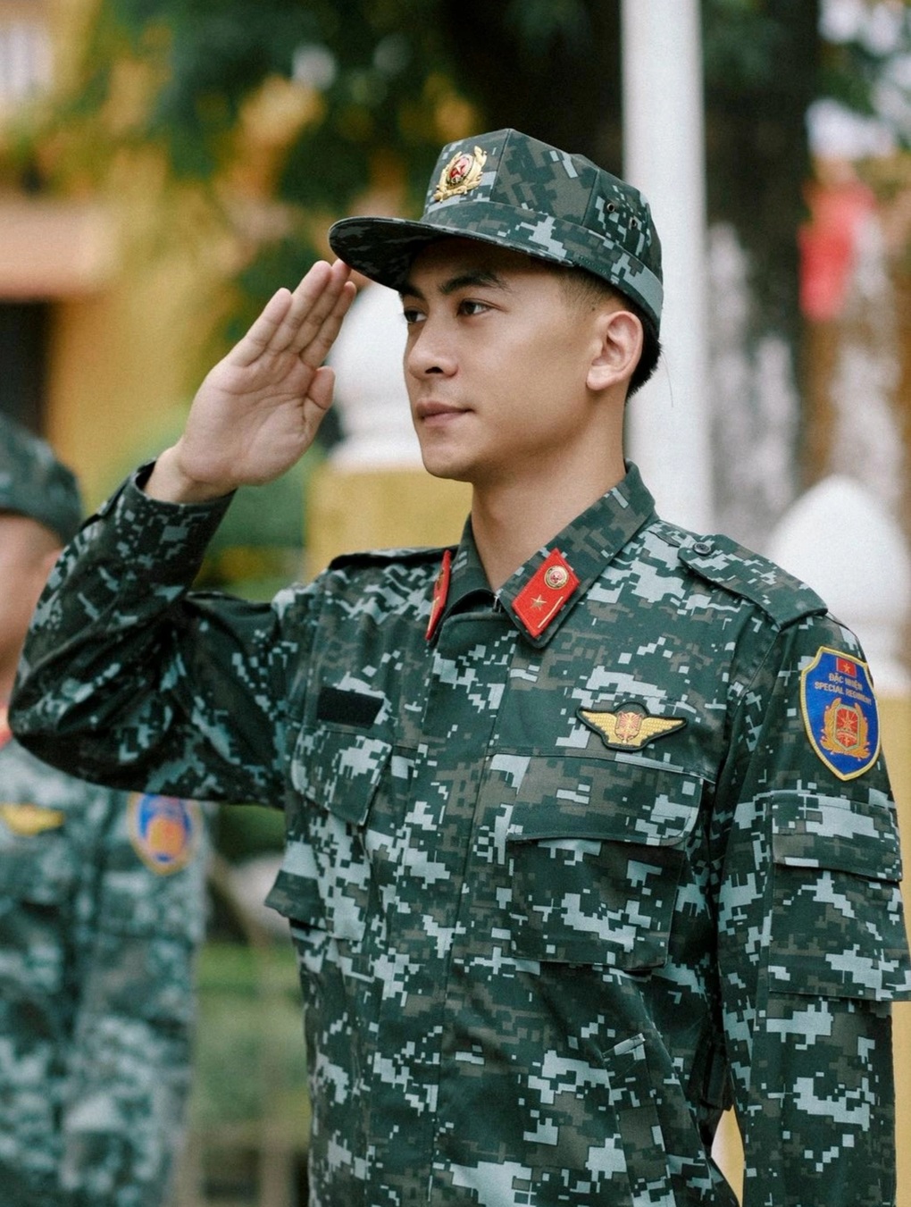 Thiếu úy cảnh vệ đẹp trai song ca Tái sinh với Phương Thanh là ai? - 1 Thiếu úy cảnh vệ đẹp trai song ca Tái sinh với Phương Thanh là ai? - 1