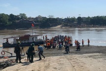 Phà quân sự thay thế cầu phao Phong Châu hoạt động từ 6h đến 20h