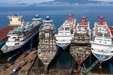 Những chiếc tàu du lịch "triệu đô" xếp hàng chờ phá dỡ vì dịch Covid-19