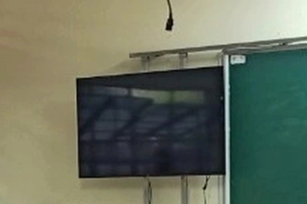 Escola deve devolver 5 TVs devido à mobilização ilegal de pais - 1 Trường học phải trả lại 5 tivi do vận động phụ huynh sai quy định - 1