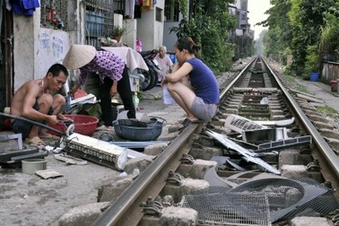 Bất chấp hiểm nguy, hàng ngàn người vẫn "đùa giỡn" với tử thần