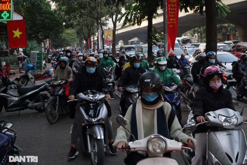 Đường Hà Nội ùn tắc kéo dài từ trên cao xuống dưới thấp chiều cuối năm - 7