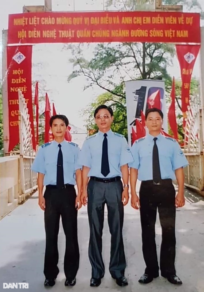 Chiếc xe lăn đầu kéo theo nguyên lý cổ gà của người đàn ông khuyết tật - 1 Chiếc xe lăn đầu kéo theo nguyên lý cổ gà của người đàn ông khuyết tật - 1