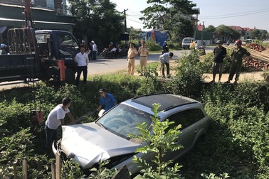 Audi Q5 lao xuống ruộng, dân giải cứu 5 người trong xe