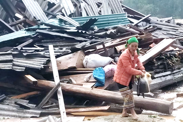 Lốc xoáy làm sập nhà, mái tôn bay lên cột điện ở huyện biên giới Nghệ An