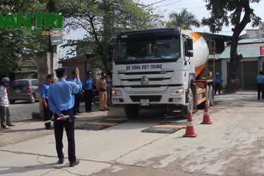 Hà Nội: Xử phạt hàng loạt xe quá tải chạy trên đường 70