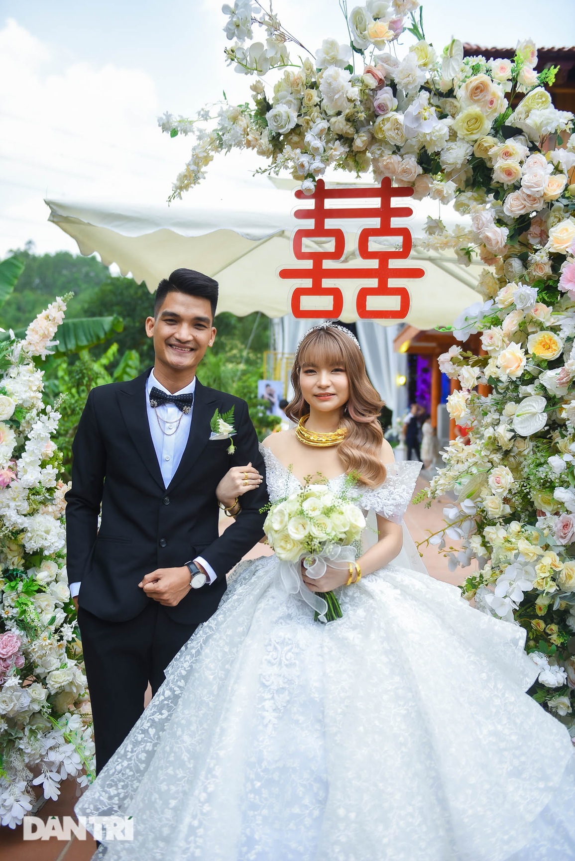 Đám cưới Mạc Văn Khoa: NSND Tự Long về dự, cô dâu đeo vàng trĩu cổ - 1 Đám cưới Mạc Văn Khoa: NSND Tự Long về dự, cô dâu đeo vàng trĩu cổ - 1