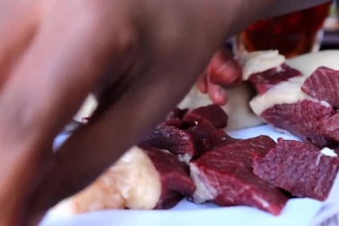 Rùng mình với sở thích ăn thịt sống kỳ lạ ở Ethiopia