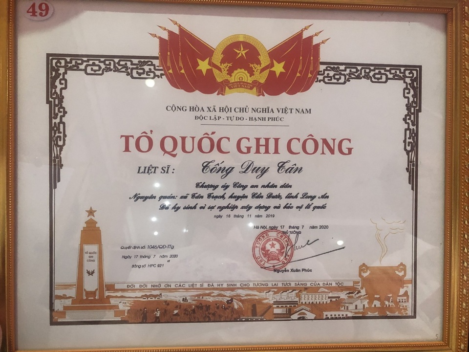 Trao bằng Tổ quốc ghi công tới Thượng úy Công an tử nạn khi truy đuổi cướp - 2 Trao bằng Tổ quốc ghi công tới Thượng úy Công an tử nạn khi truy đuổi cướp - 2