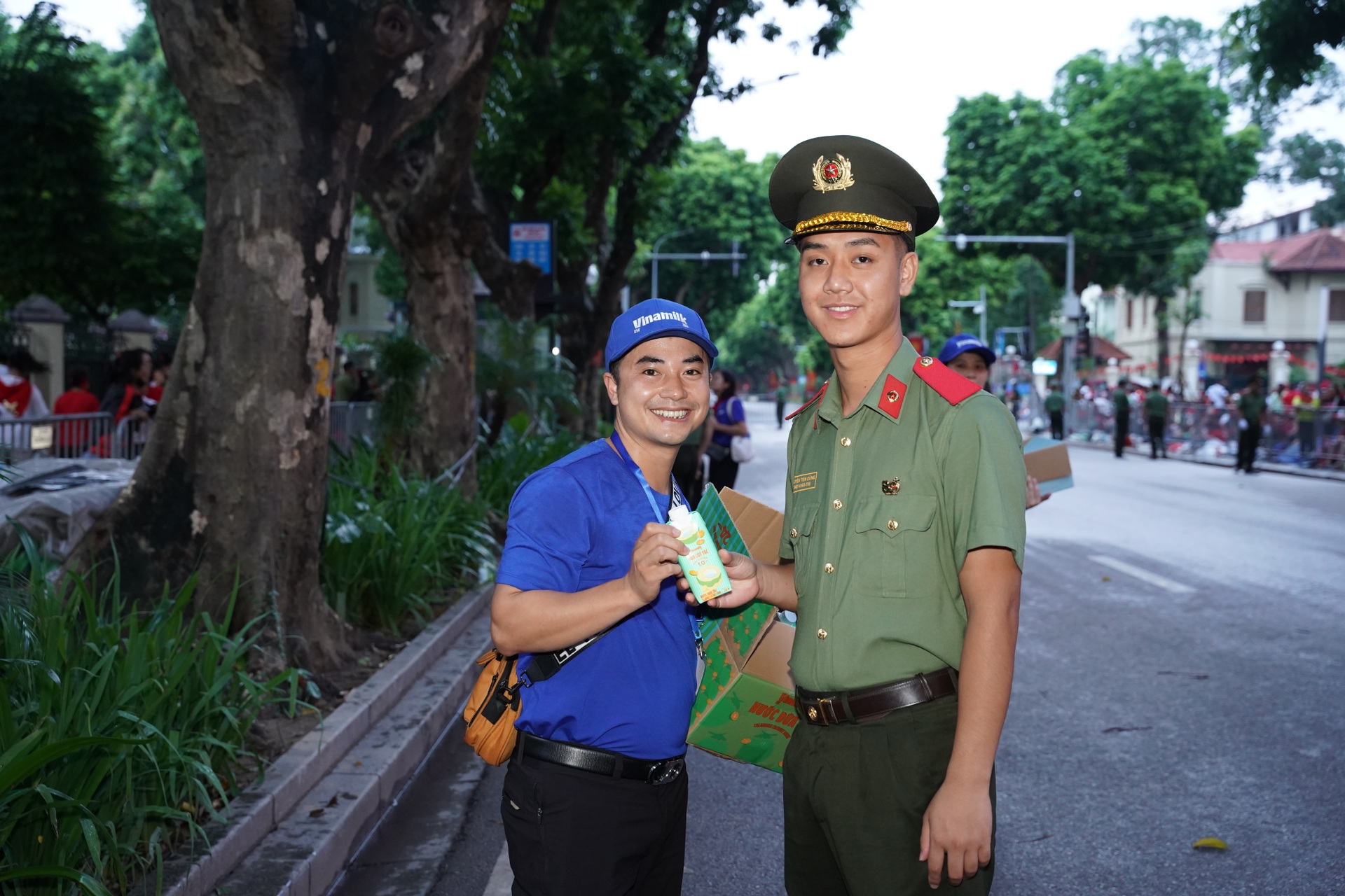 Vinamilk ផ្តល់អាហារូបត្ថម្ភដល់កងកម្លាំងដង្ហែរក្បួន និងប្រជាពលរដ្ឋចូលរួមអបអរសាទរទិវាជាតិលើកទី៨០ - ៥ Vinamilk tiếp dinh dưỡng cho lực lượng diễu binh, người dân dự đại lễ 80 năm Quốc khánh - 5