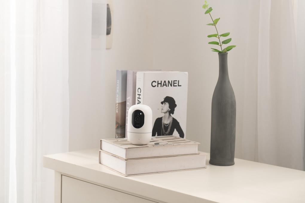 FPT Camera Play có thiết kế nhỏ gọn và độc đáo, như một thứ phụ kiện công nghệ để trang trí trong nhà (Ảnh: FPT Telecom). FPT Camera Play có thiết kế nhỏ gọn và độc đáo, như một thứ phụ kiện công nghệ để trang trí trong nhà (Ảnh: FPT Telecom).