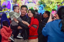Không khí người dân đón Giáng sinh vui tươi, ấm áp trên khắp cả nước