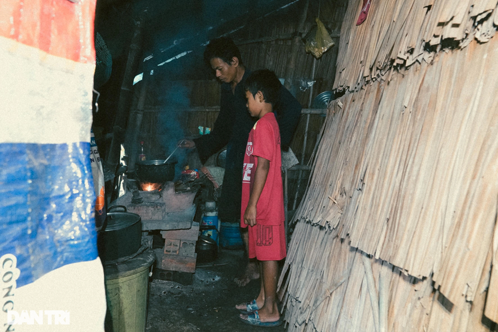 Người đàn ông tật nguyền, lay lắt cùng con trai trong căn nhà lá xập xệ - 5 Người đàn ông tật nguyền, lay lắt cùng con trai trong căn nhà lá xập xệ - 5