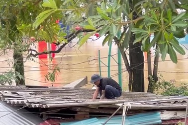 Clip giây phút 2 chàng trai cứu bà cụ mắc kẹt trong nhà tại Thái Nguyên