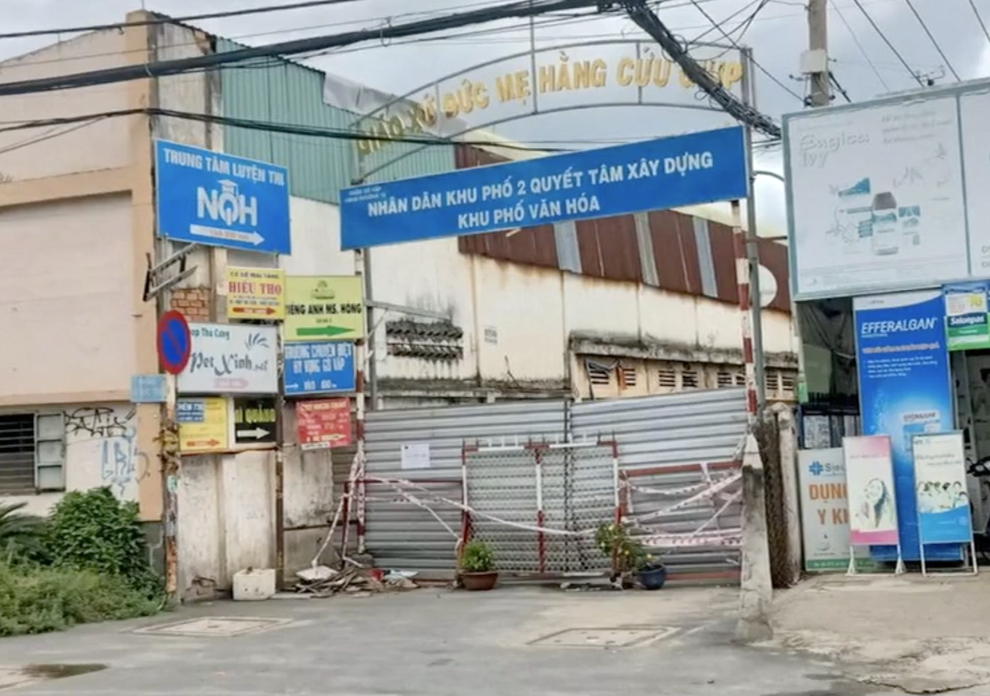 Được dân cầu cứu, Chủ tịch quận chỉ đạo phường dẹp ngay hàng rào cao ngất - 1 Được dân cầu cứu, Chủ tịch quận chỉ đạo phường dẹp ngay hàng rào cao ngất - 1