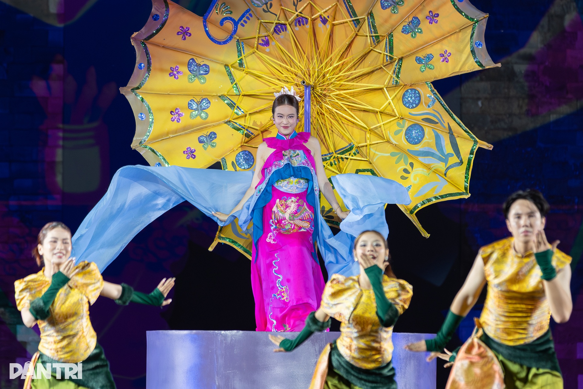 Hoàng Thùy Linh đem bản hit trăm triệu views lên sân khấu lễ hội thế giới - 1 Hoàng Thùy Linh đem bản hit trăm triệu views lên sân khấu lễ hội thế giới - 1