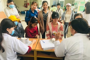 Sa thải nữ nhân viên lớn tuổi: "Vắt chanh nhưng không... bỏ vỏ!"