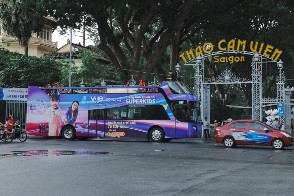 Khơi mở kiến thức bằng tiếng Anh cùng lớp học di động VUS SuperBus - 1 Khơi mở kiến thức bằng tiếng Anh cùng lớp học di động VUS SuperBus - 1