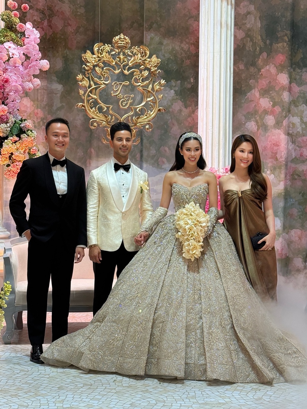 Cẩm Ly hát dân ca tại lễ cưới con gái tỷ phú Johnathan Hạnh Nguyễn gây sốt - 1 Cẩm Ly hát dân ca tại lễ cưới con gái tỷ phú Johnathan Hạnh Nguyễn gây sốt - 1