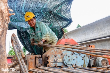 Nắng mưa chẳng ngại, lễ chẳng nghỉ ngơi trên công trình cao tốc trục ngang