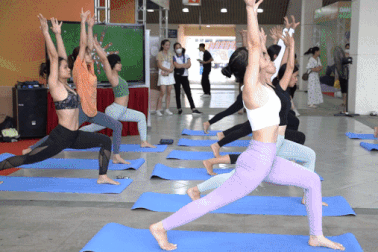 5.000 yogi "đội mưa" tới nhận bộ kit, sẵn sàng lập kỷ lục đồng diễn yoga