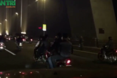 Giao thừa không mũ bảo hiểm trên cầu Nhật Tân