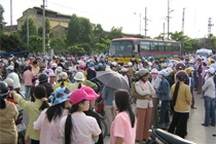 Bất bình vì lương thưởng, 10.000 công nhân lại đình công