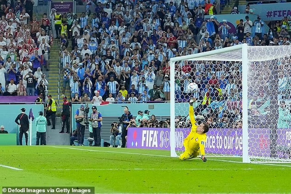 Thủ môn Ba Lan tiết lộ bí quyết cản phá quả phạt đền của Messi - 1