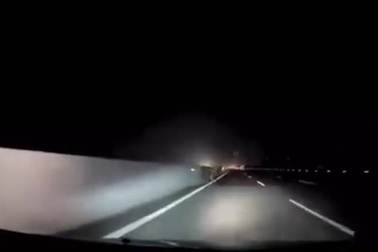 Giật mình trẻ em đi xe đạp ngược chiều trên cao tốc giữa đêm tối