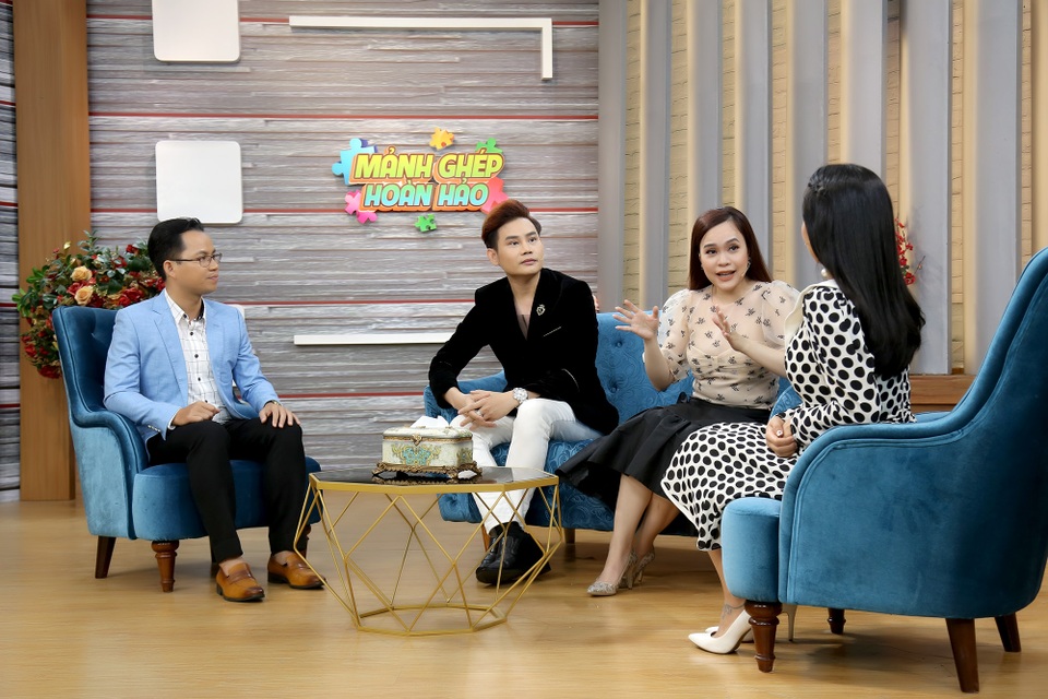 MC Hồng Phúc: “Vợ chồng tôi nhiều lần viết đơn ly hôn vì quá mệt mỏi” - 1 MC Hồng Phúc: “Vợ chồng tôi nhiều lần viết đơn ly hôn vì quá mệt mỏi” - 1