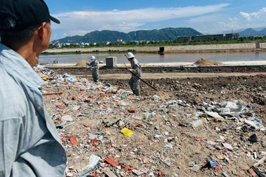 Khởi tố người đàn ông chôn lấp xà bần trái phép ở Đà Nẵng